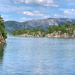 Serene Waterfront Retreat-By Traum Prázdninový dům Valevåg