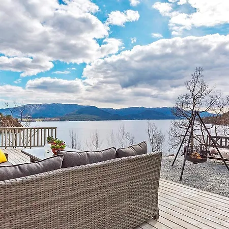 Serene Waterfront Retreat-by Traum *