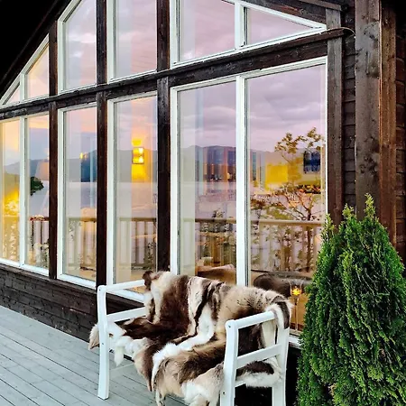 Serene Waterfront Retreat-by Traum * Valevåg