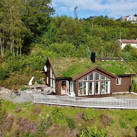 Serene Waterfront Retreat-by Traum Valevåg