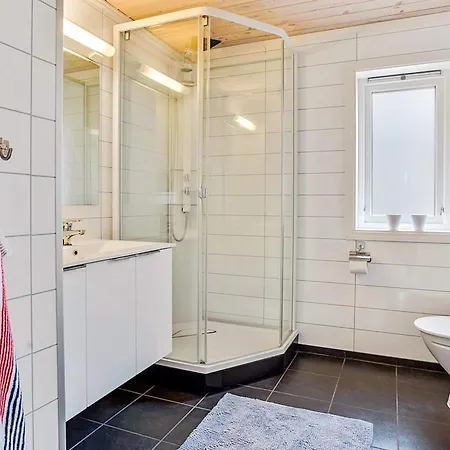 Serene Waterfront Retreat-by Traum Valevåg