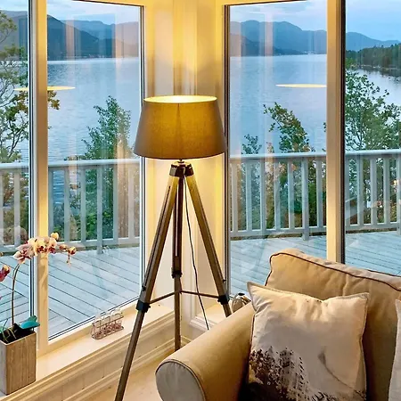 Serene Waterfront Retreat-by Traum * Valevåg