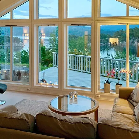 Serene Waterfront Retreat-by Traum Tatil Evi Valevåg