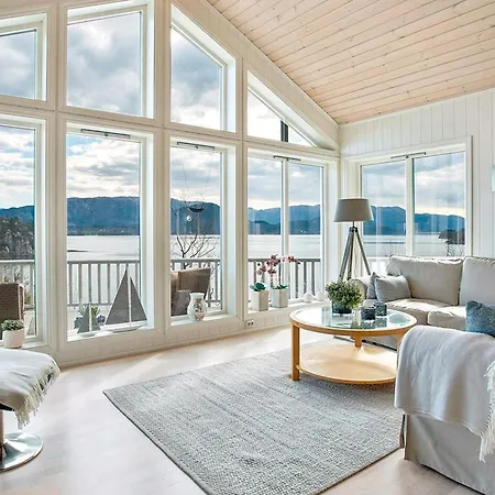 Serene Waterfront Retreat-by Traum Tatil Evi *