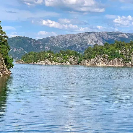 Serene Waterfront Retreat-by Traum Tatil Evi Valevåg