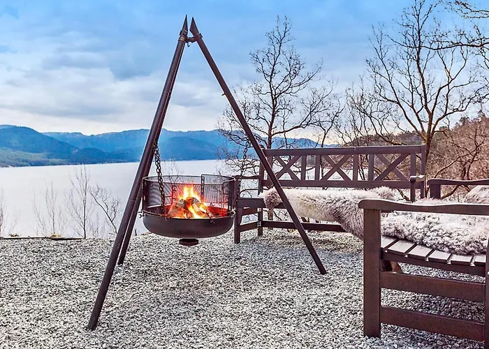 Serene Waterfront Retreat-by Traum Semesterbostad Valevåg
