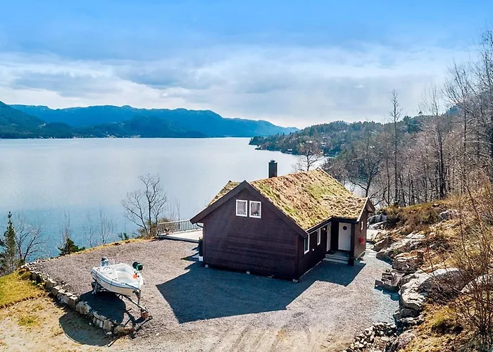 Semesterbostad Serene Waterfront Retreat-by Traum Valevåg