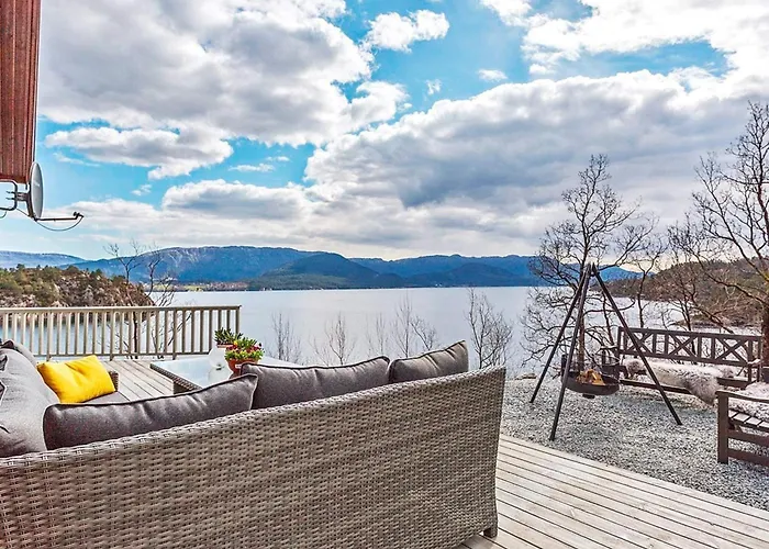 Serene Waterfront Retreat-by Traum *