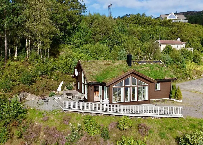 Serene Waterfront Retreat-by Traum Valevag