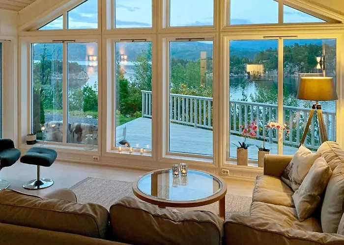 Serene Waterfront Retreat-by Traum Дом отдыха Valevag