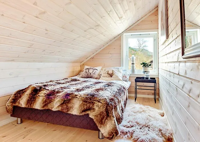 Semesterbostad Serene Waterfront Retreat-by Traum Valevåg