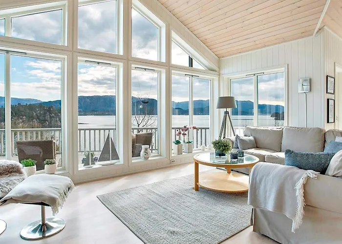 Serene Waterfront Retreat-by Traum Дом отдыха *