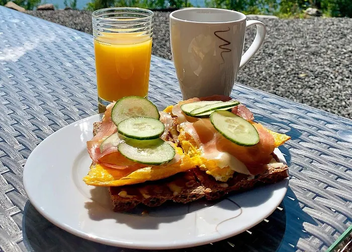 Semesterbostad Serene Waterfront Retreat-by Traum Valevåg